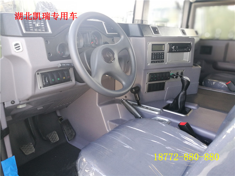 東風(fēng)猛士森林消防運(yùn)兵車中控臺(tái)