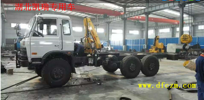 東風(fēng)越野車(chē)隨車(chē)吊-六驅(qū)隨車(chē)吊