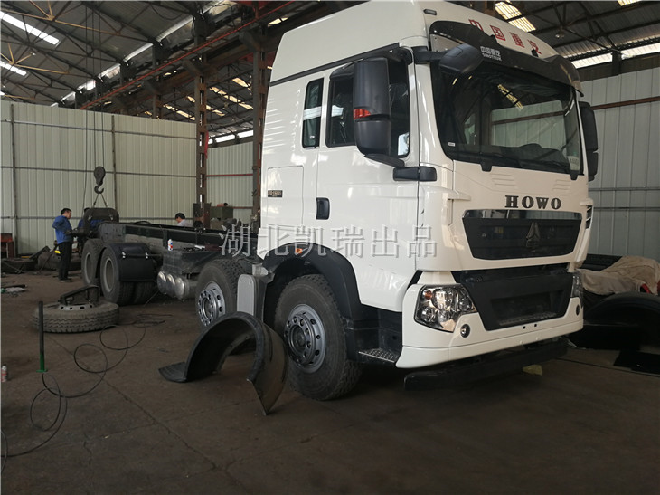 安裝副車架及擋泥板